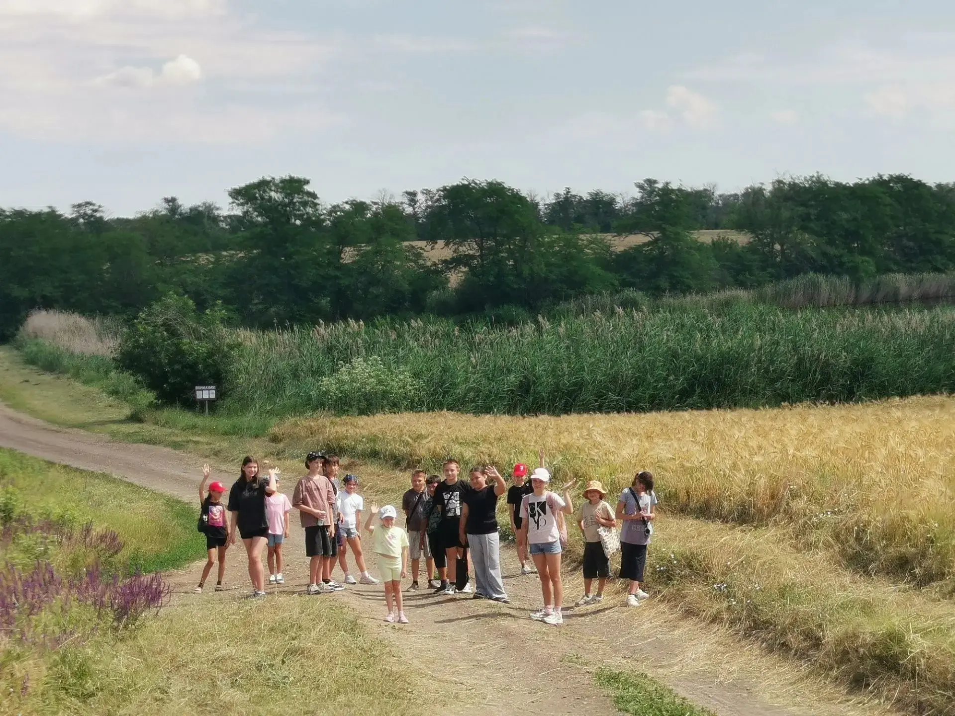 Если с другом вышел в путь..., да не просто в путь, а в поход! 🛤
Когда ты турист, то сидеть на мест
