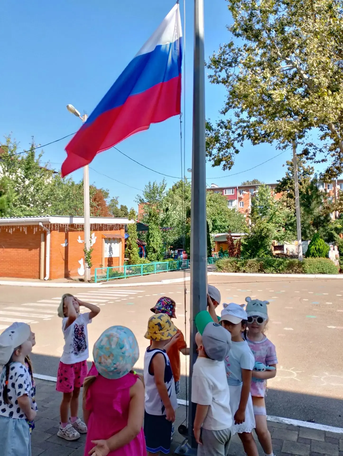 Ребята группы "Радуга" познакомились с Российским триколором. Чтобы детям было легче за...