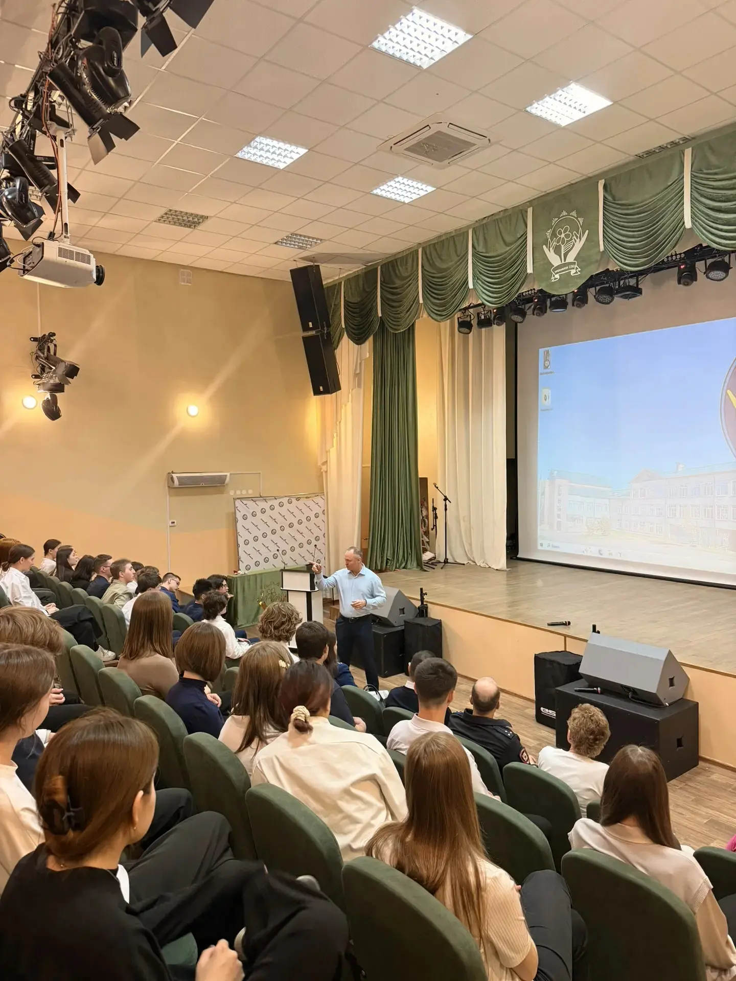 Для учащихся 9–11 классов была проведена профилактическая лекция на тему «Правовой десант».  Перед р