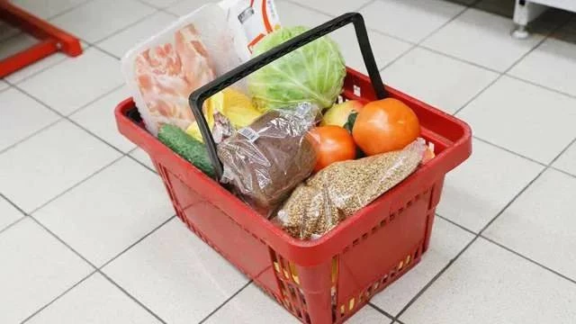 Минимальная продуктовая корзина в Петербурге достигла 9, 5 тысячи рублей