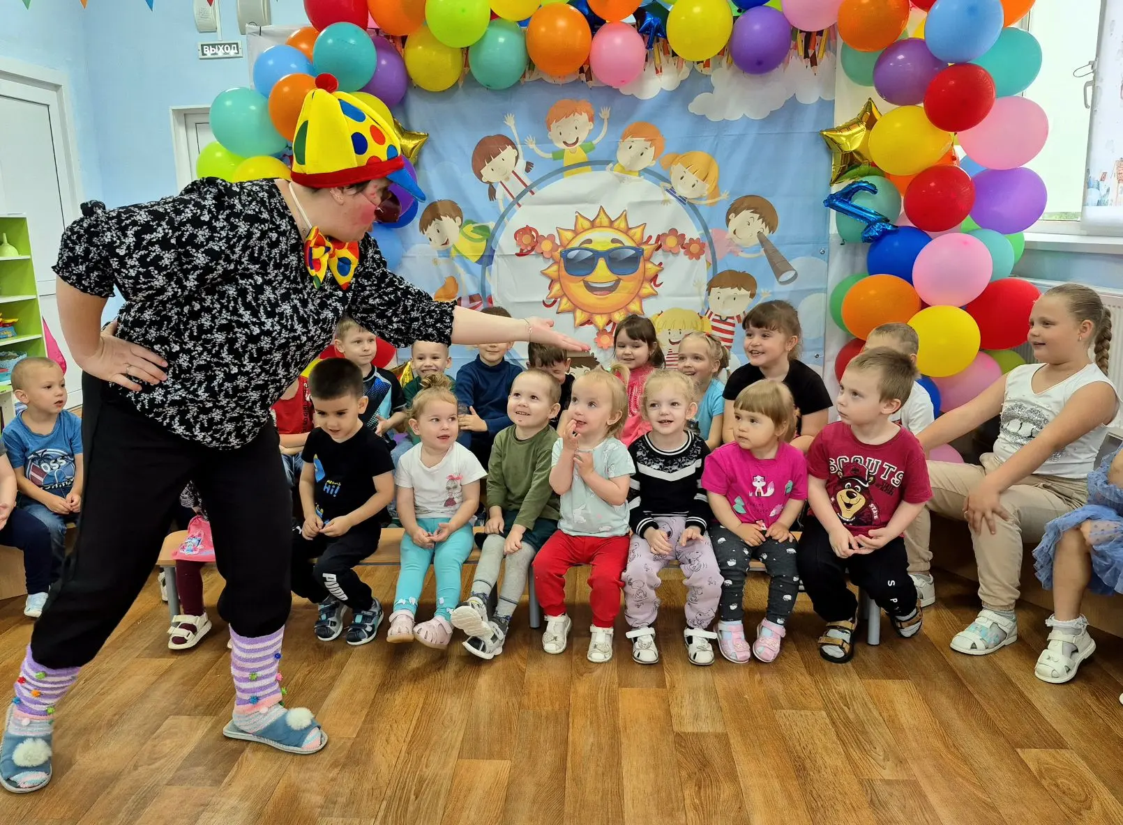 🎊 1 июня — праздник детства! 🎊

Клоун Полосатик заглянул в наш детский сад — и началось волшебство