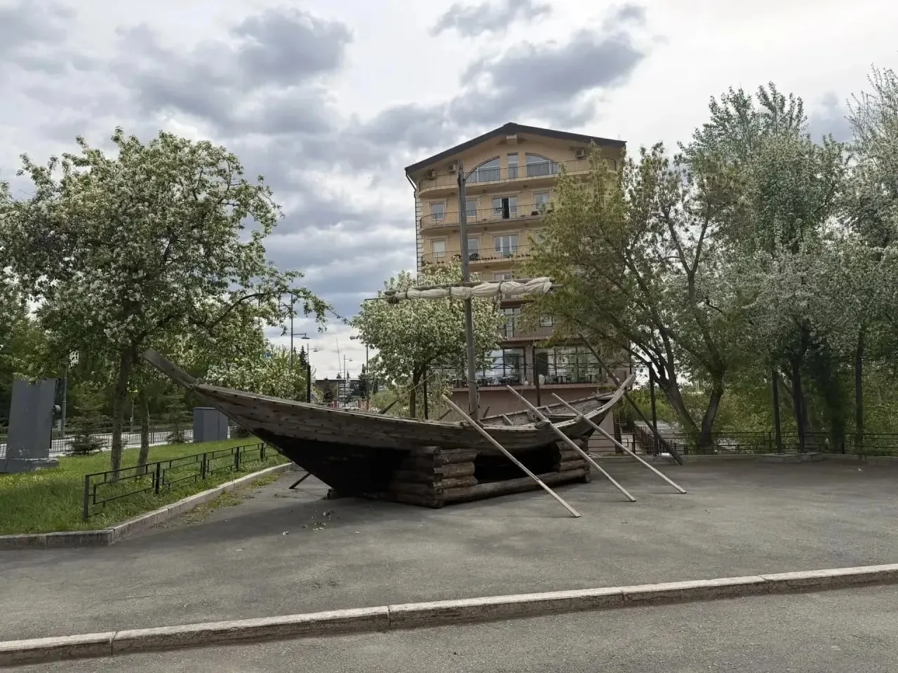 ⛵️ В центре Тюмени появился дощаник — символ основания города  У музея «Городская Дума» установили и