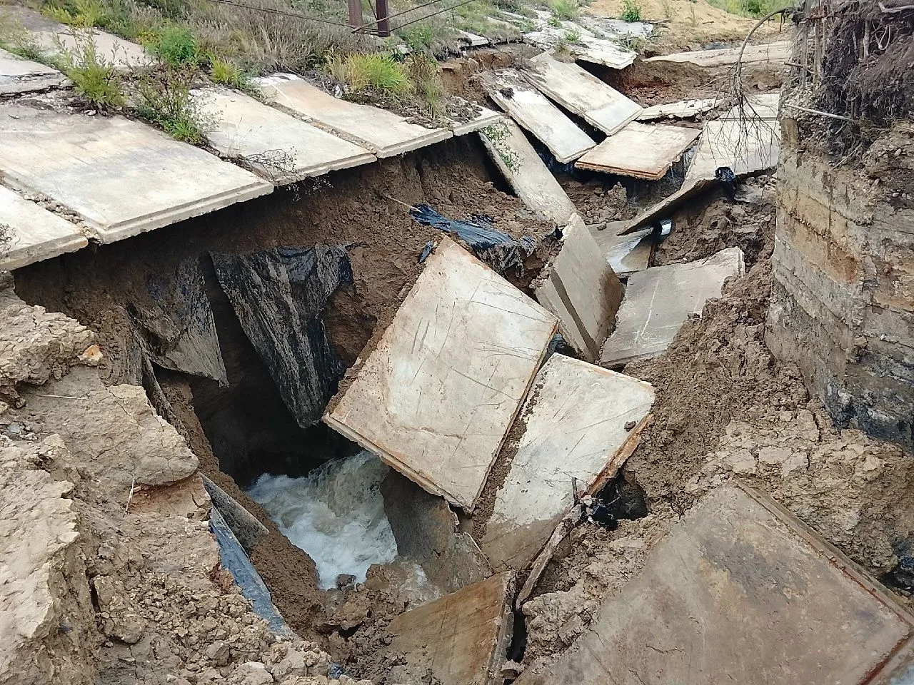 Дорохово (Мещовский район) Такими темпами скоро и дорога с водой уйдёт...