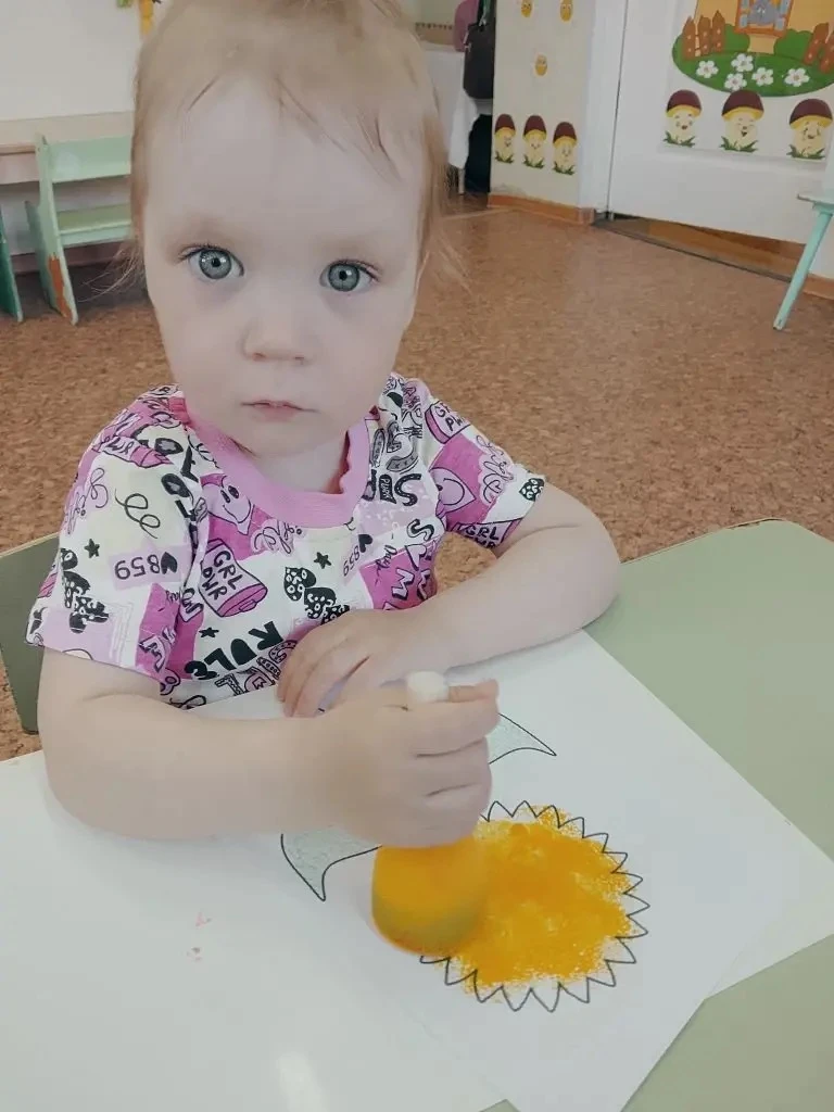 🌻 Малыши из группы «Кувшинка» рисуют подсолнухи!