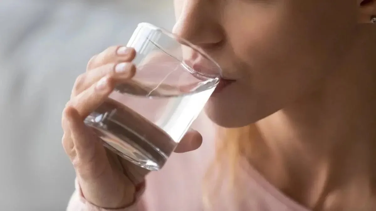 ✅Польза стакана горячей воды по утрам!

Многие знают, как важно возобновлять питьевой баланс после с