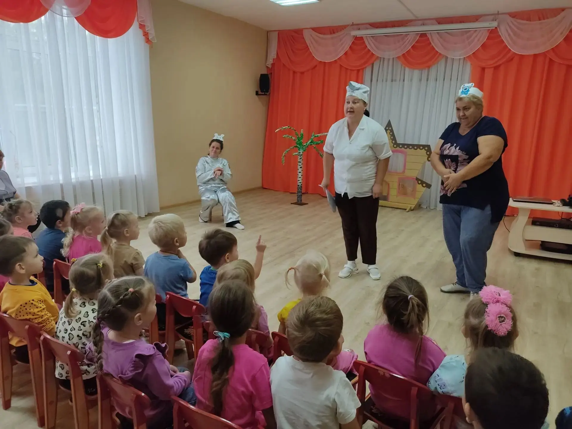 👍Педагоги нашего ДОУ довольно часто сами инсценируют сказки.👑