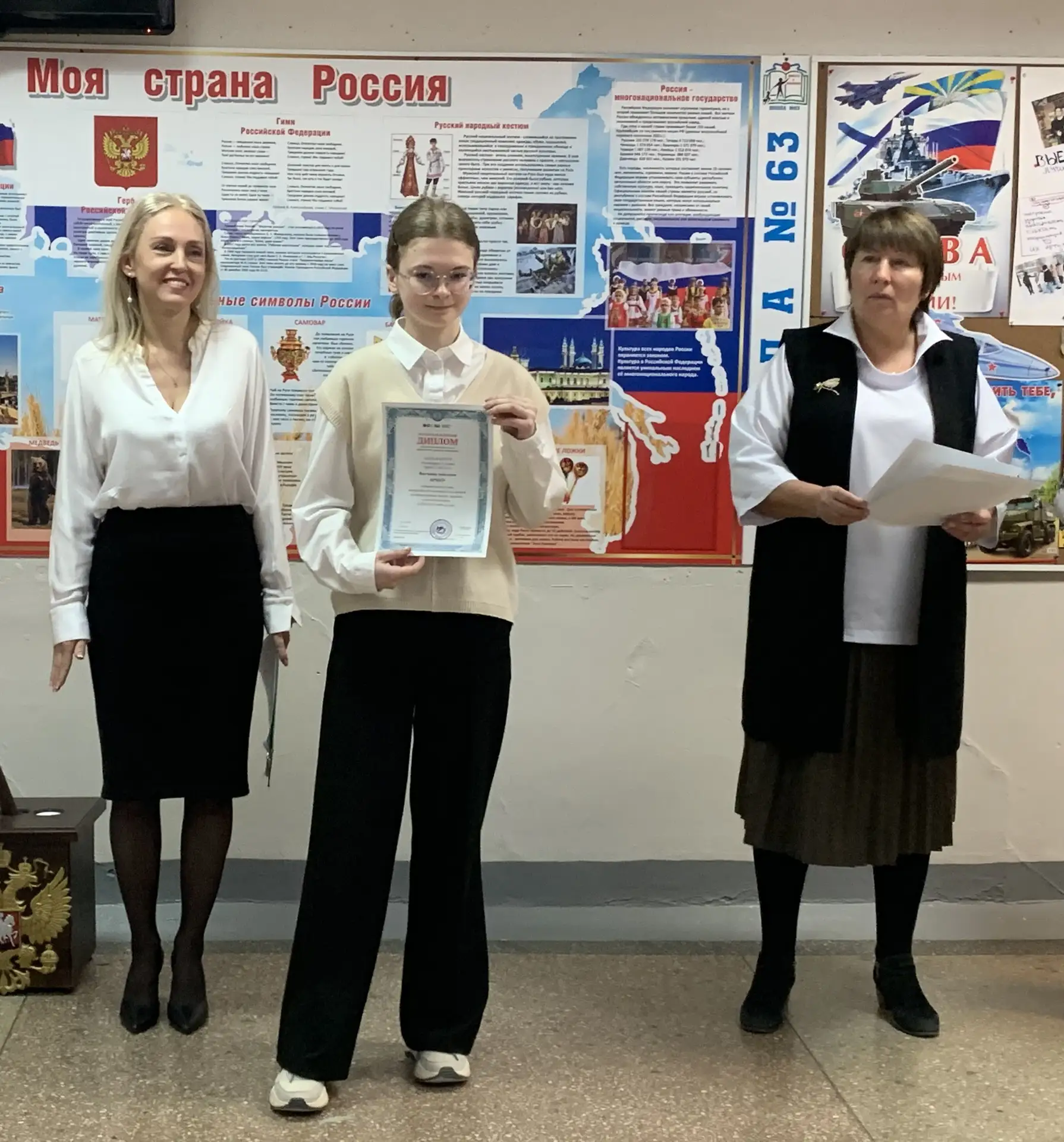 ТРАДИЦИОННЫЙ ПОНЕДЕЛЬНИК   Утро понедельника в нашей школе, как обычно,  начинается с выноса флага и