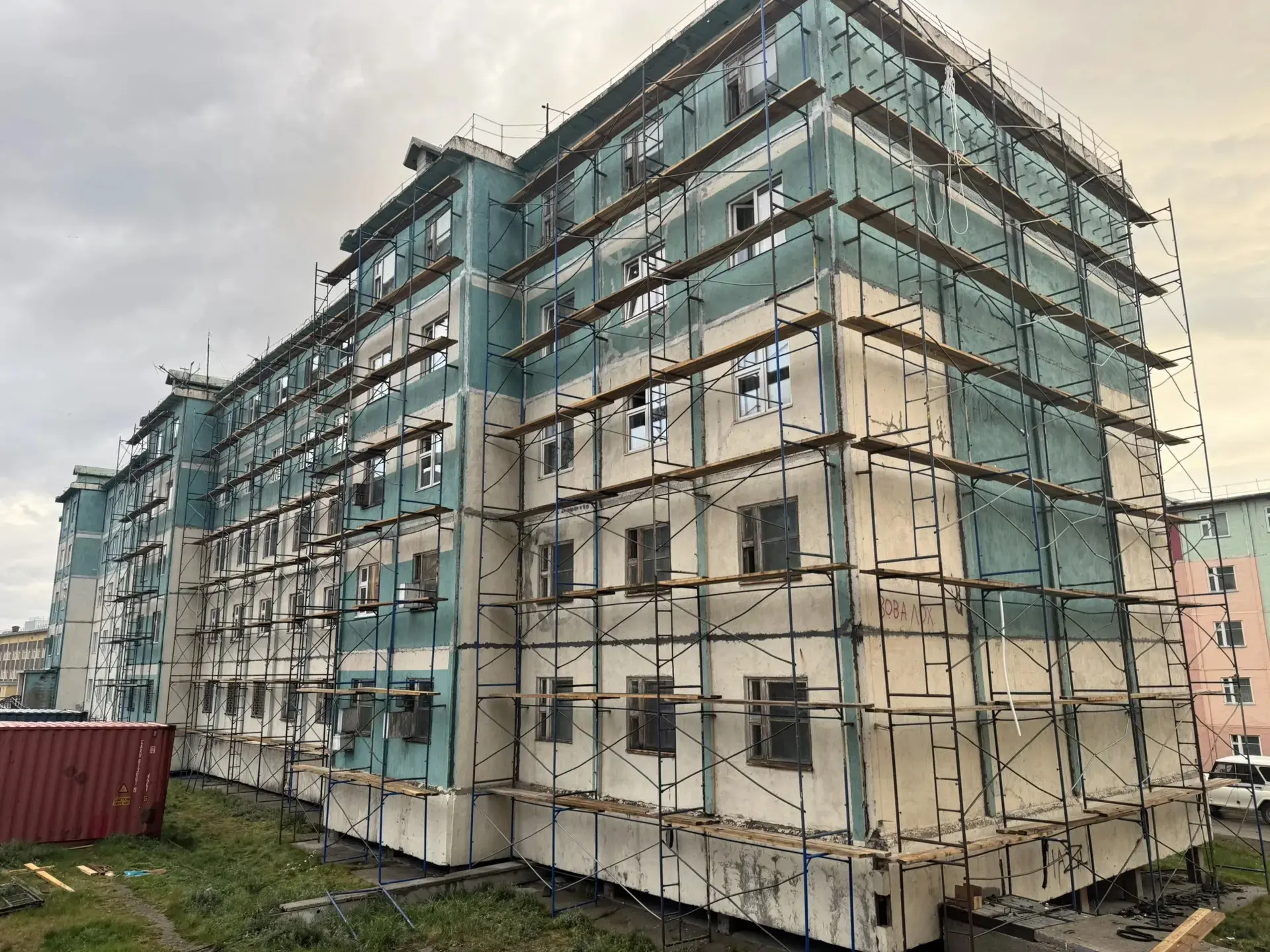 В Певеке выполняется капитальный ремонт фасада многоквартирного дома
 
🏢 В доме № 8 по ул. Чемодано