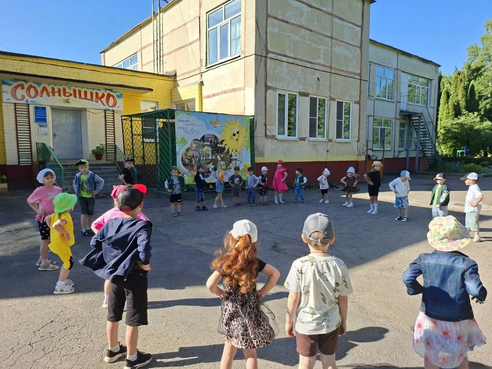 Всем зарядку делать надо,