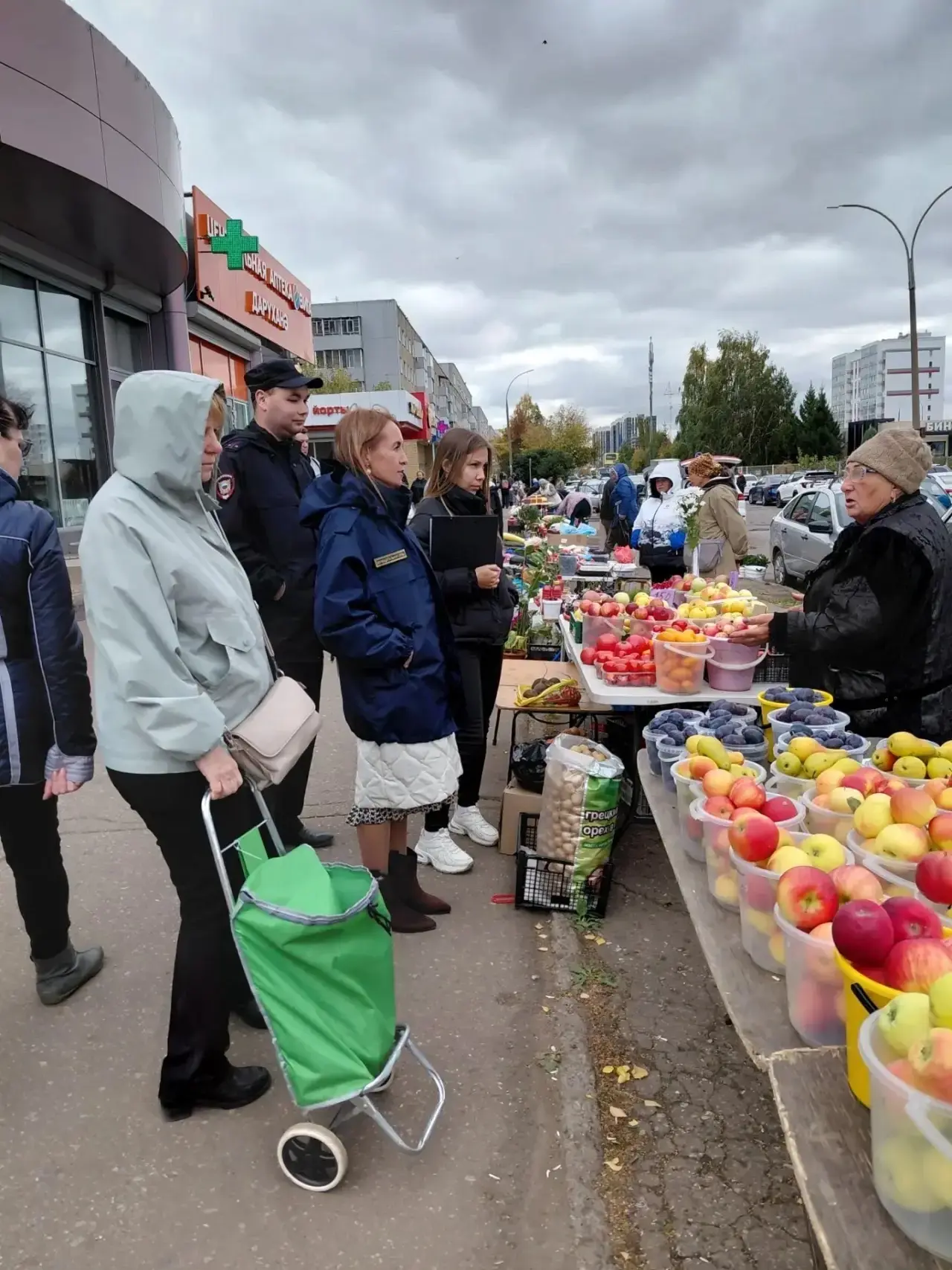 В Челнах поспорили – нужно ли штрафовать бабушек, продающих яблоки на улице?