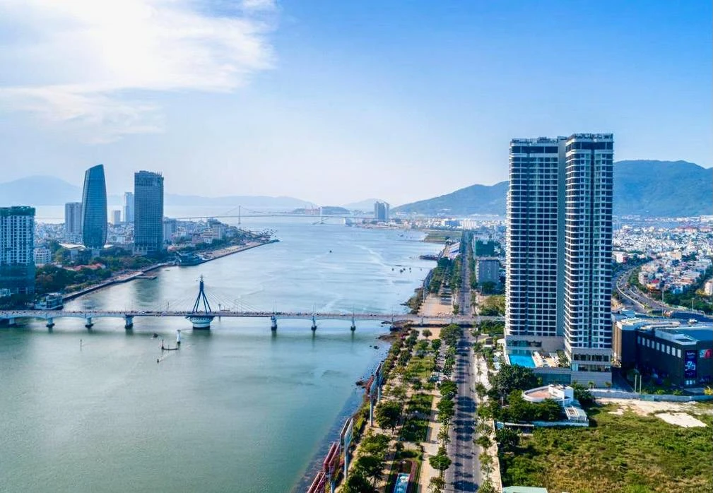 Дананг, Вьетнам 🇻🇳  🔹 Дананг - курорт на побережье Южно-Китайского моря. Пятый по численности во Вье
