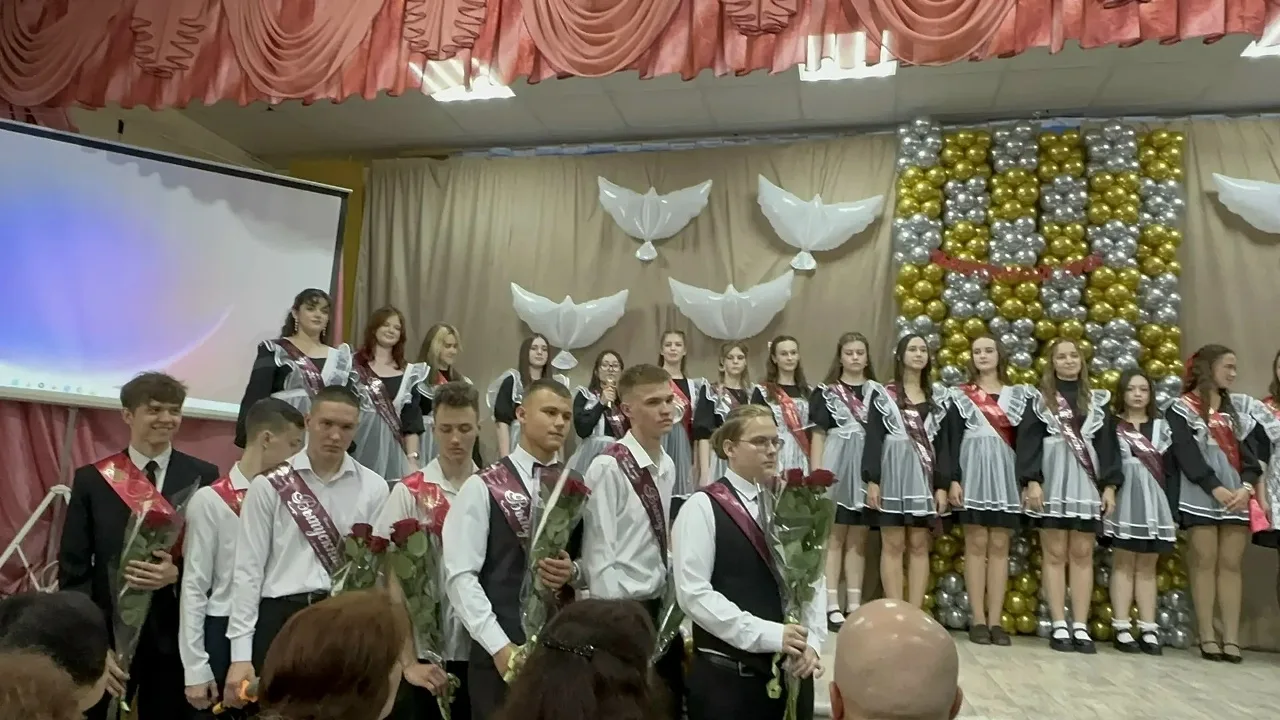 Позади последние уроки,  И немного грусть таится в вас,  Не такими строгими с порога  Вдруг учителя 