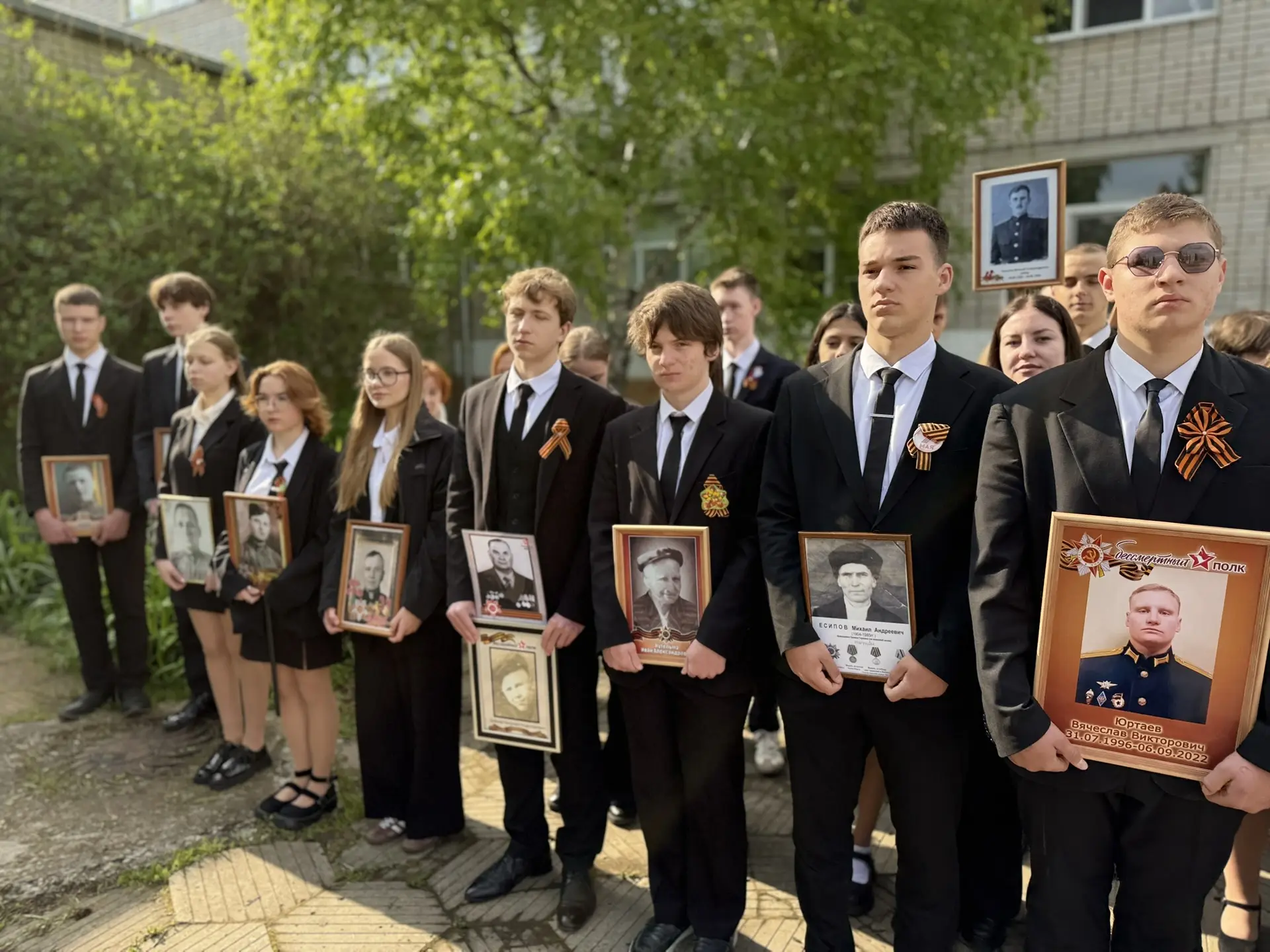 📸🕊 Фотокадры: Бессмертный полк во дворе гимназии!  Наши ученики хранят память и гордятся своими пред