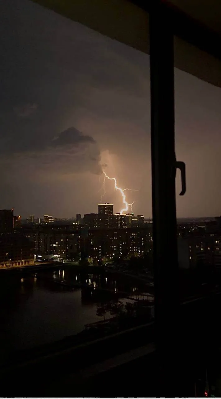 ⛈ Этой ночью тюменцы не спали  Громыхала гроза и сверкали молнии. Зато получились красивые кадры. Се