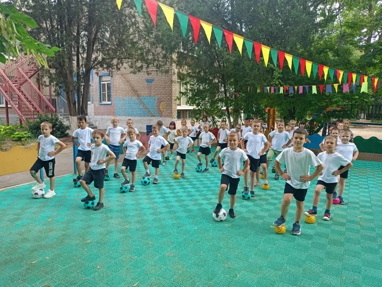 🏀 Горячий день в детском саду! Сегодня у наших ребят из старшей и подготовительной группы прошло су