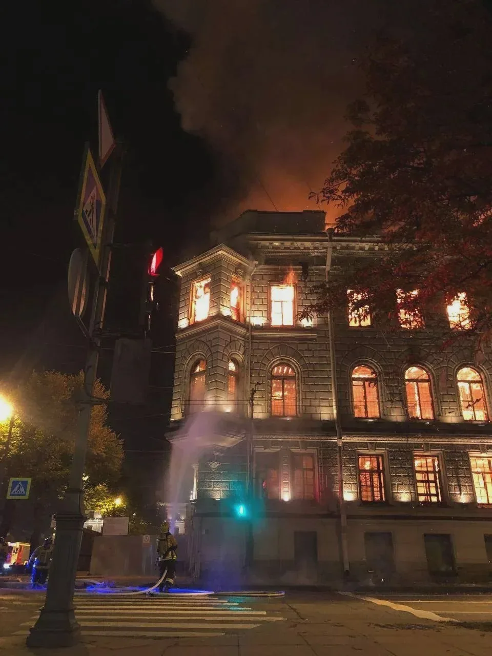 Пожар охватил особняк Миллера в Петербурге