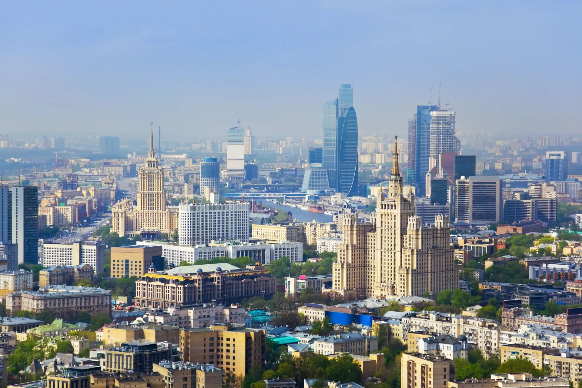 Где бы вы предпочли жить: в центре Москвы или за городом?