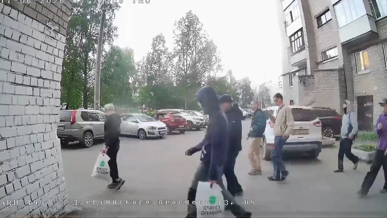 От подписчика 

В ночь на 11 июня очередной раз были разрисованы стены дома. По камерам подъезда был