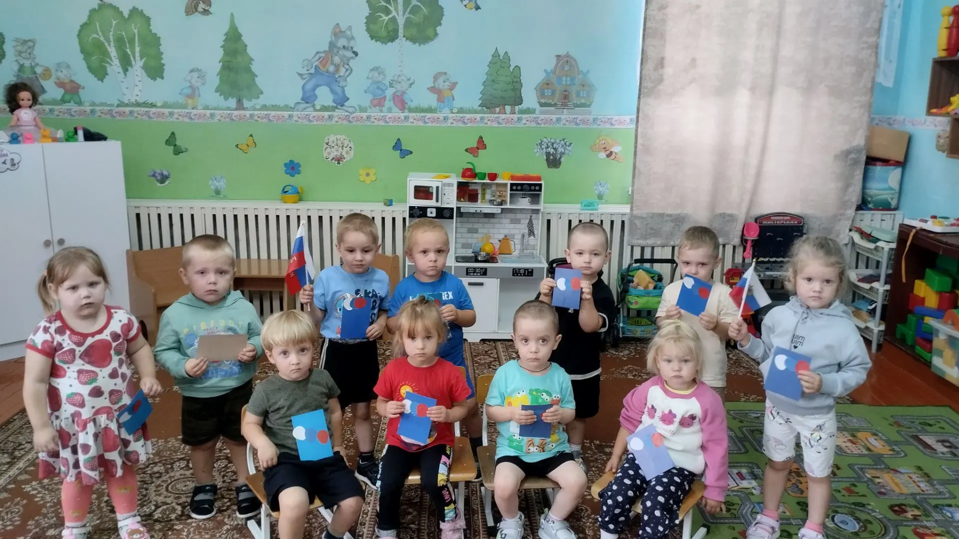 "День флага России" в младшей группе "Звёздочки"