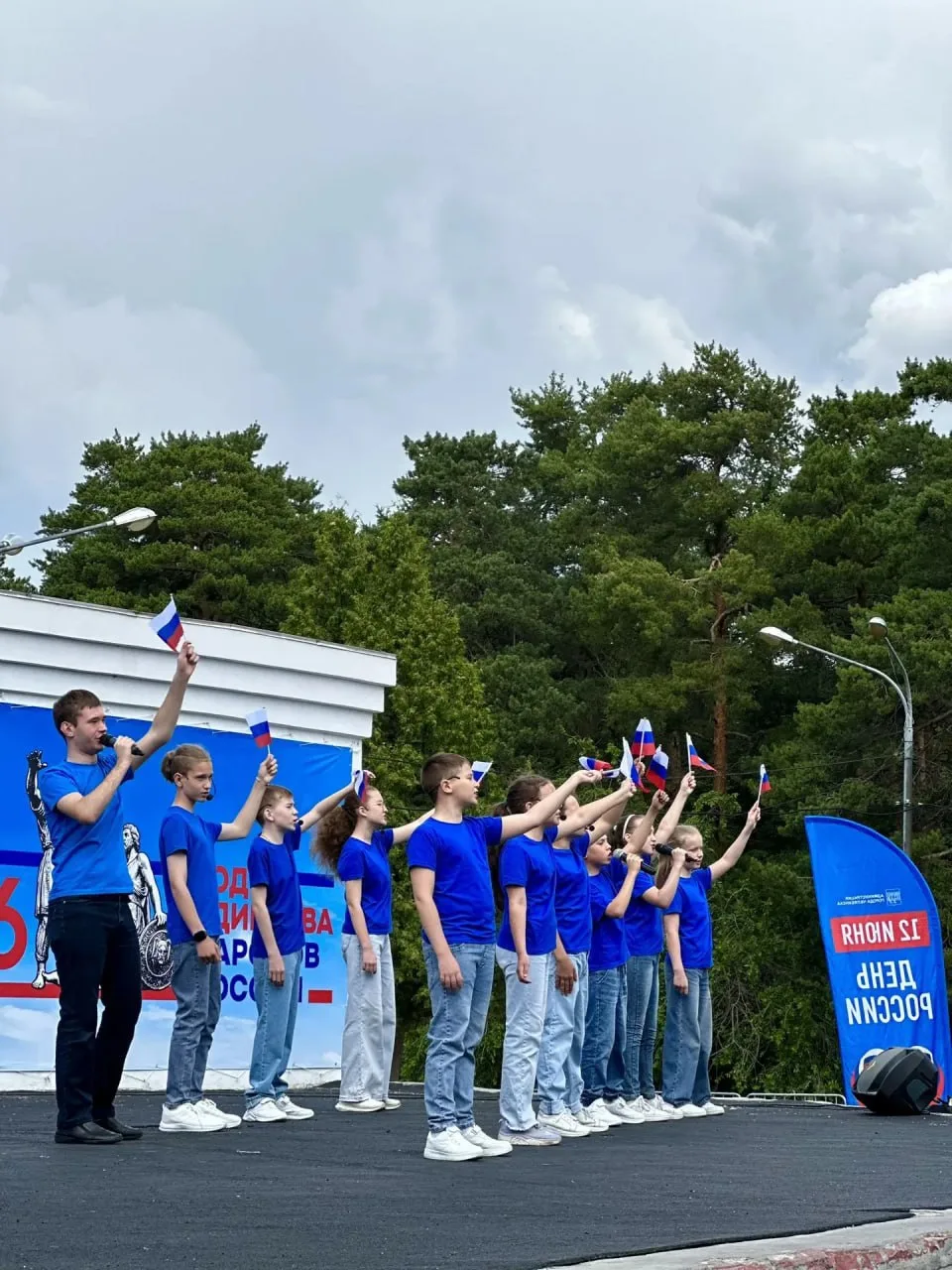 ❤️ В Челябинске празднуют День России

Более 200 участников вышли на сцену: дети, студенты, творческ