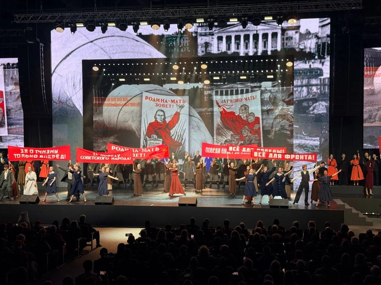 🇷🇺 Песнями о главном

✨ 9 Мая активисты Студенческого Совета смогли увидеть концерт, посвящённого 