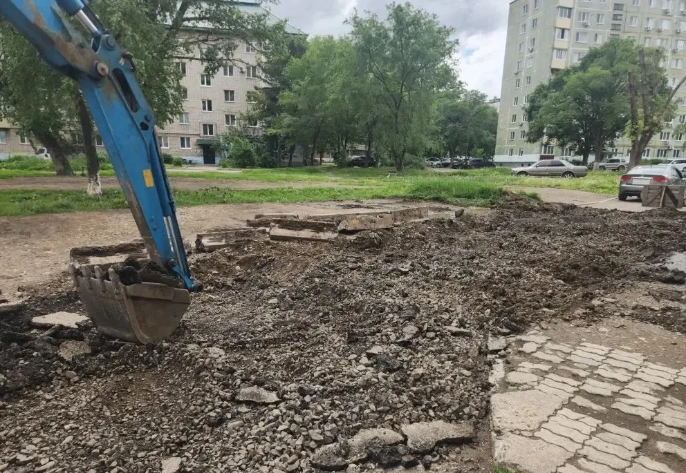 🏗️ В Арсеньеве продолжается благоустройство дворов. 

✅Работы ведутся по программе «Благоустройство