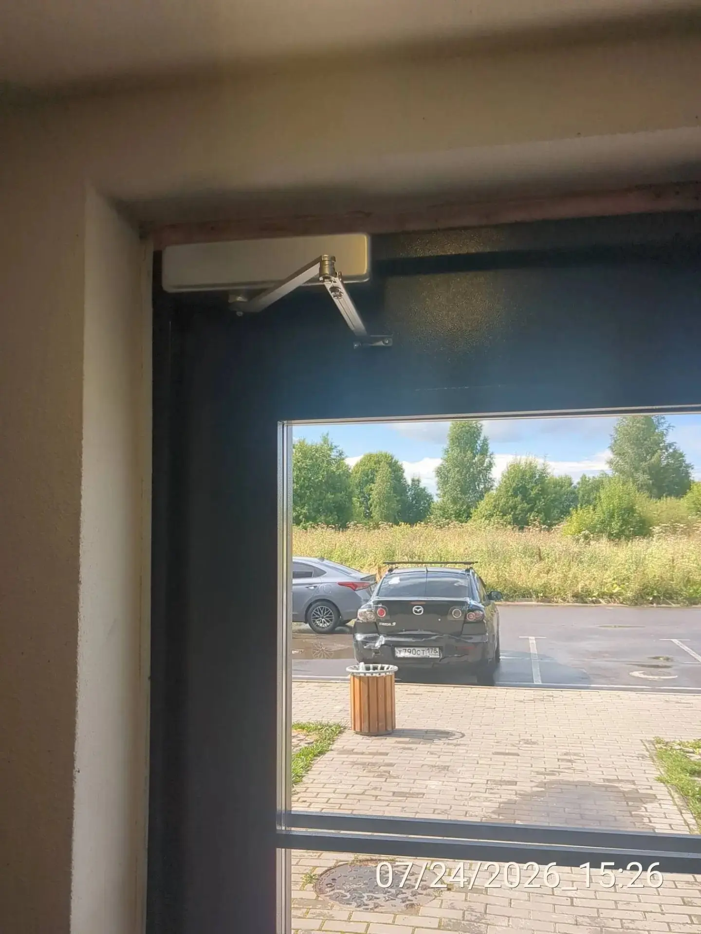 🚪 Установлены и отрегулированы доводчики на новых входных дверях