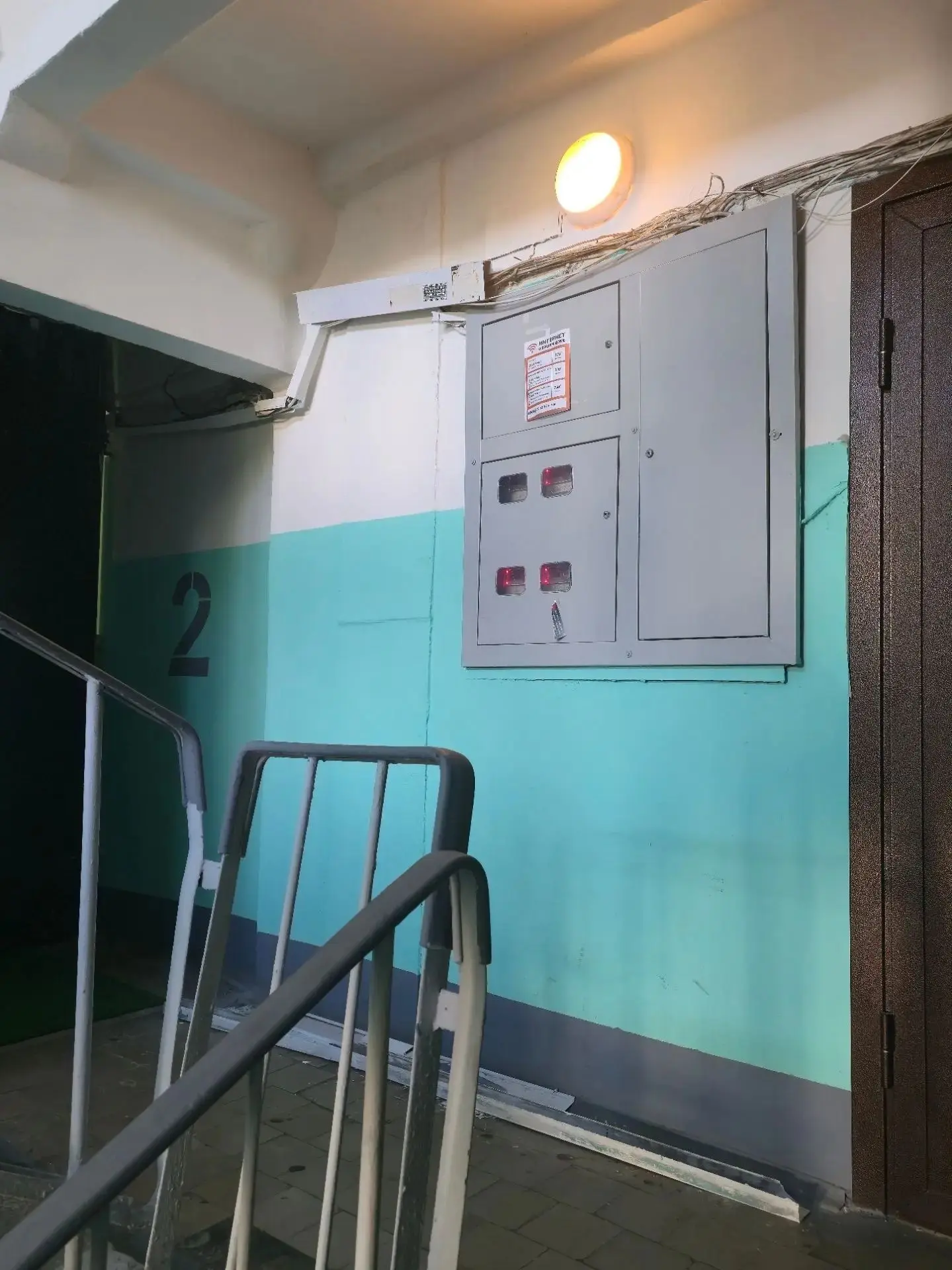 🏠 В доме на улице Побратимов разгромили короба с проводкой