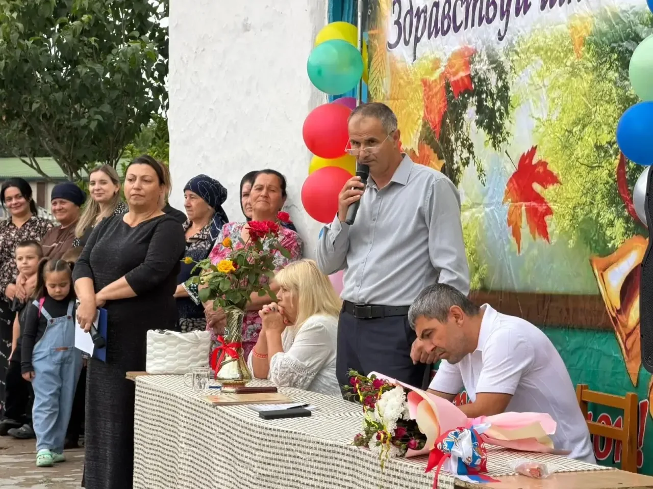 С началом нового учебного года учащихся поздравили директор школы Шамсудинов Ф.Н., депу...