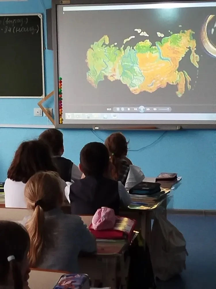 🇷🇺 Уже месяц в начальной школе проходит мультмарафон «Через сказку к сердцу народа»!  Каждую неделю 