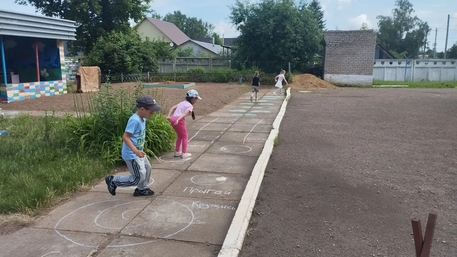 Как наши воспитанники  провели выходные: рисунки🎨 и прогулка 🏃‍♂️на свежем воздухе!

Сегодня ребят