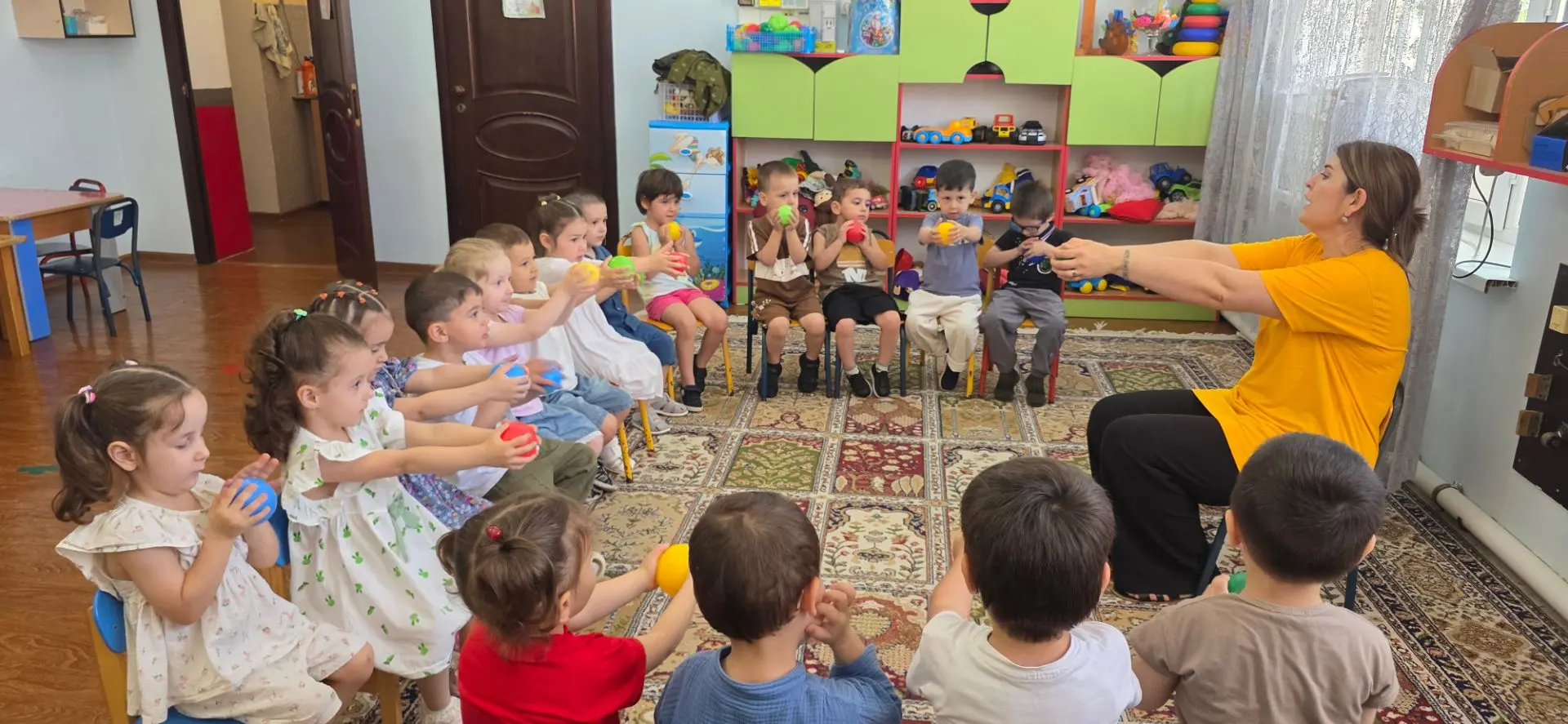 Игры с мячом в первой младшей группе "Пчелки 🐝"-Заучивание пальчиковой игры"Мячик" и подвижные игры