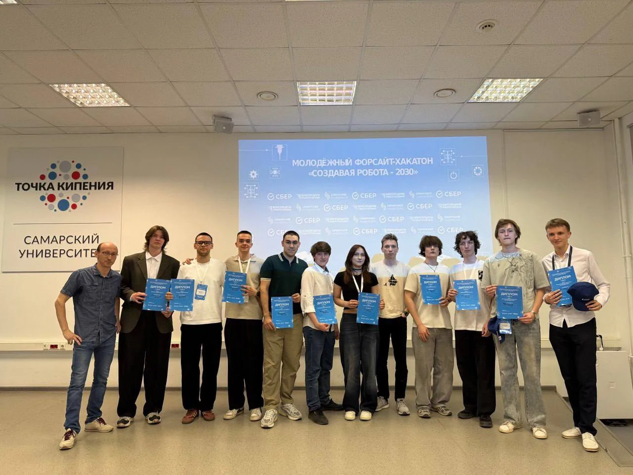 🏆 Студенты ИАИТ – среди сильнейших на хакатоне «Создавая робота – 2030»!