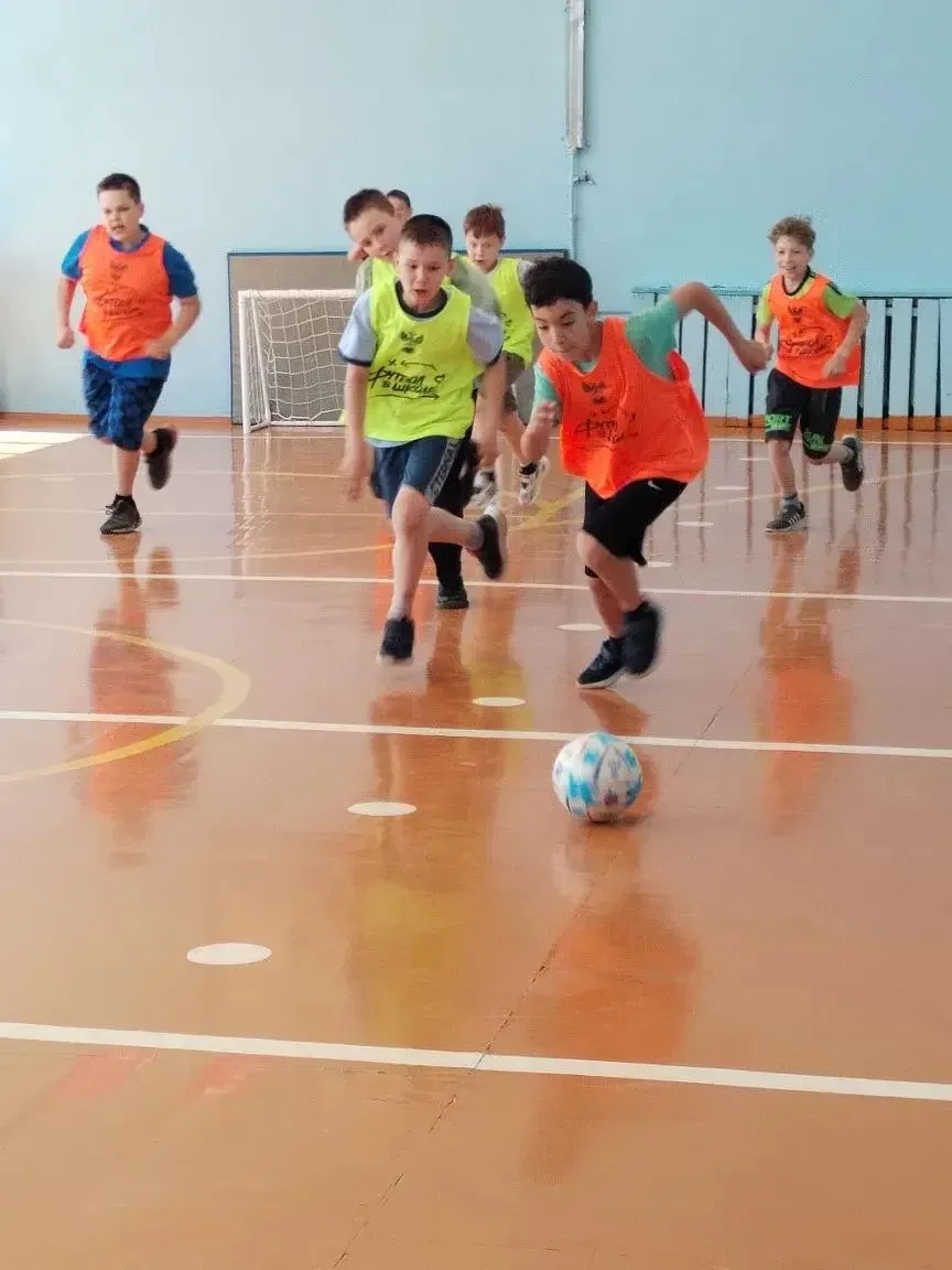 ⚽️Сегодня в пришкольном лагере прошёл товарищеский матч по футболу среди ребят 3 отряда «Орлята».

И