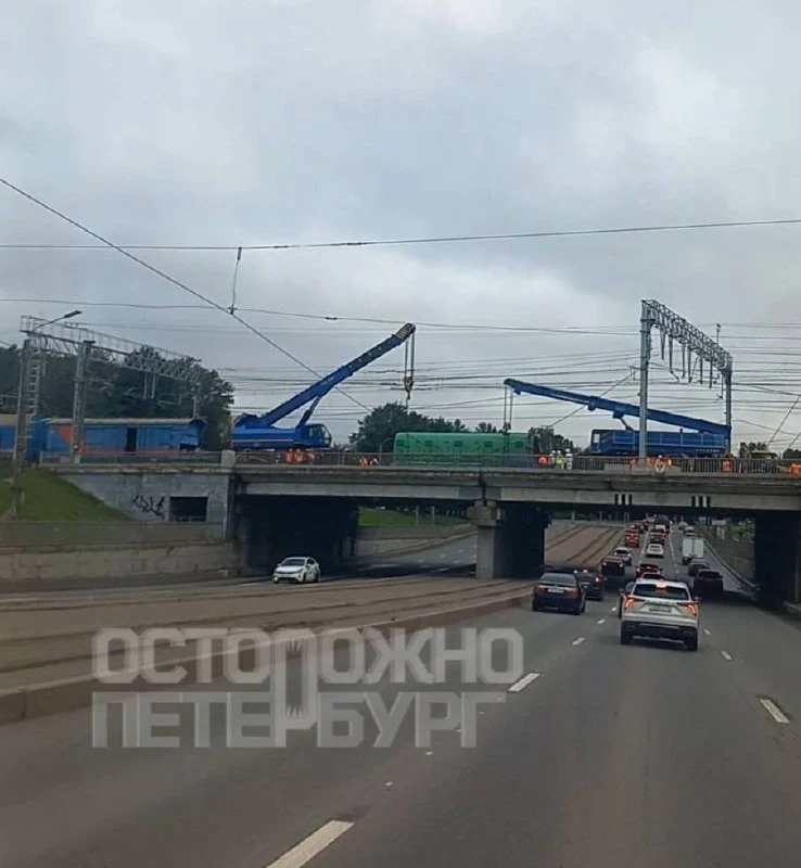 ❗️Грузовой поезд сошёл с рельсов в районе станции метро «Волковская».