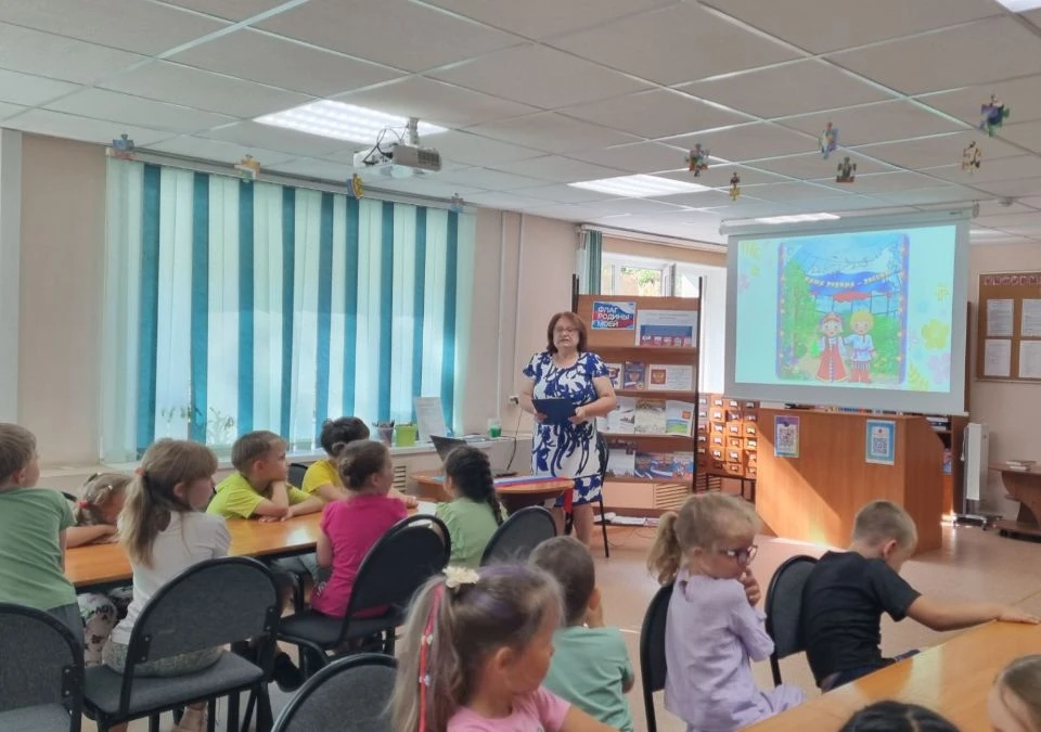 Экскурсия в библиотеку ко Дню флага России