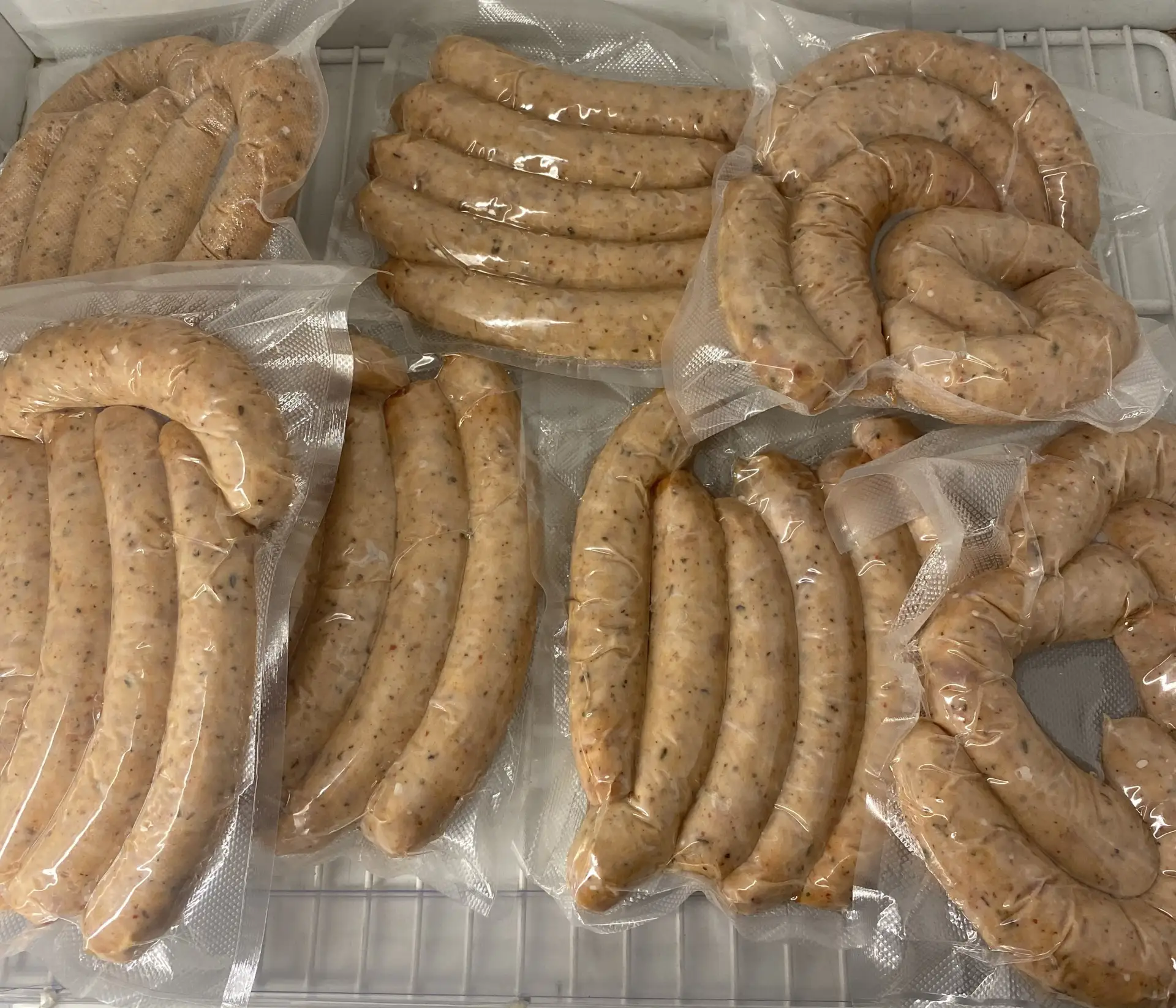 НОВИНКА !  Купаты куриные. Состав: Филе куриной грудки, филе бедра, соль,  специи. Цена...