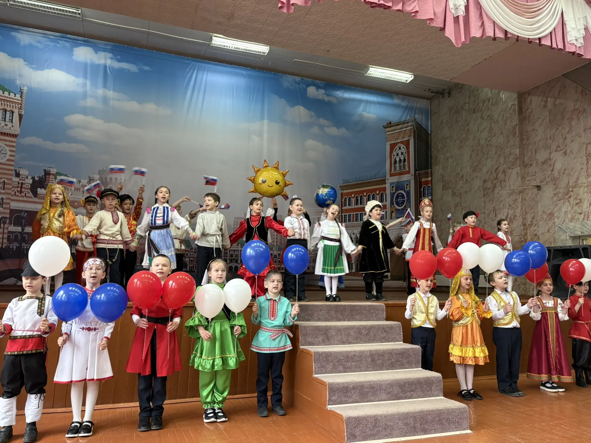 В нашем лицее состоялось по‑настоящему тёплое и яркое событие — конкурс творческих номеров для перво
