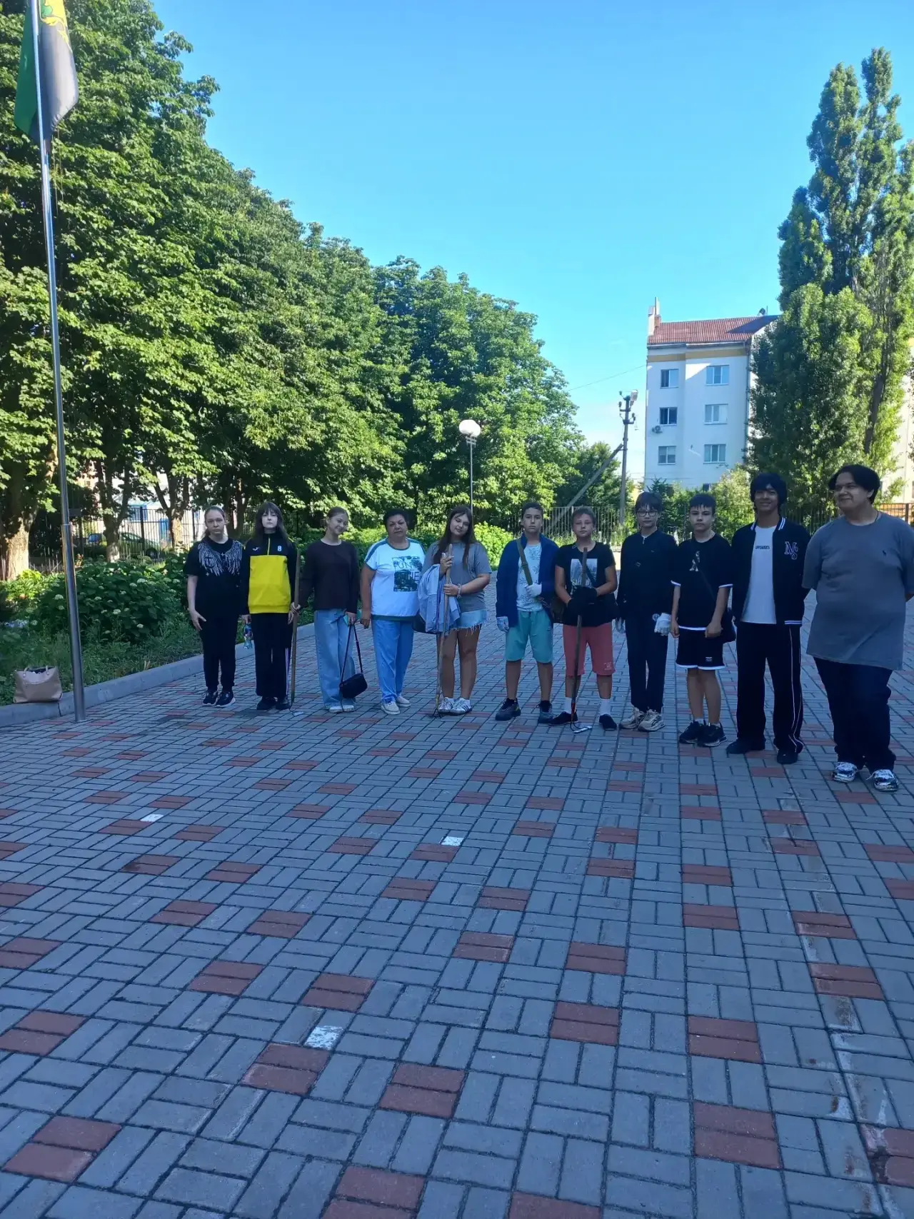 Трудовой отряд продолжает свою работу.

Утро начинается с отрядного сбора, где распределяются задачи