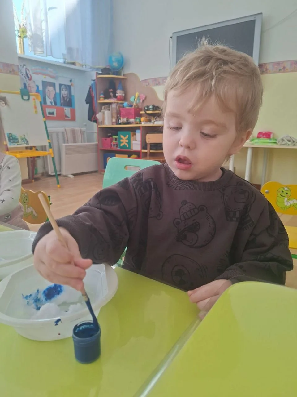 В первой младшей группе №2 прошло увлекательное занятие — наблюдение за снегом!