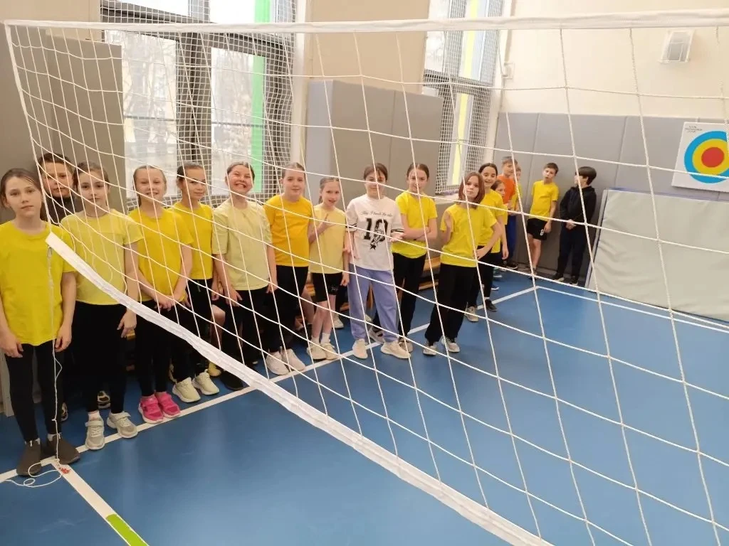 ➡️ КОСМИЧЕСКИЕ МЕРОПРИЯТИЯ ПРОДОЛЖАЮТСЯ!  🏐  Сегодня прошёл пионербол для девочек 3 классов — и это 