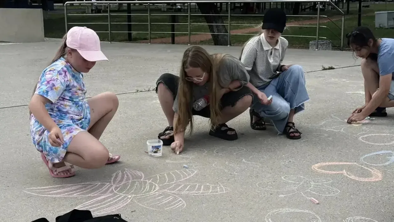 🎨 «Дарю тепло»: раскрашиваем Парк Дружбы яркими эмоциями! 🎨
В рамках Всероссийской акции «Дарю теп