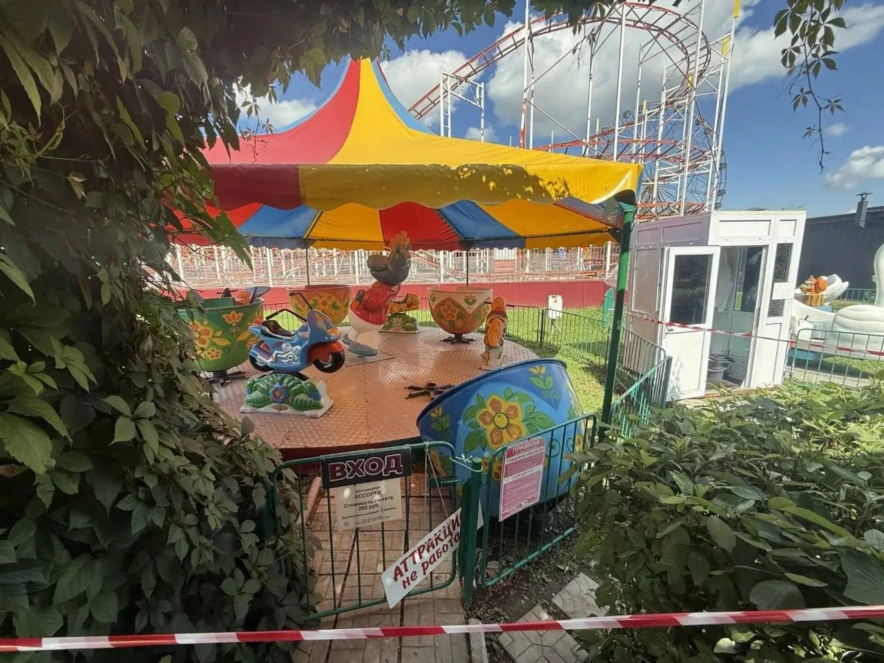 ⚡️ Чаша с двумя детьми рухнула с карусели в барнаульском парке «Арлекино», — СМИ.