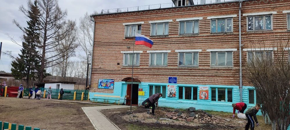 Сегодня, 30 апреля 2026 года, в школе прошёл апрельский субботник по уборке пришкольной территории, 
