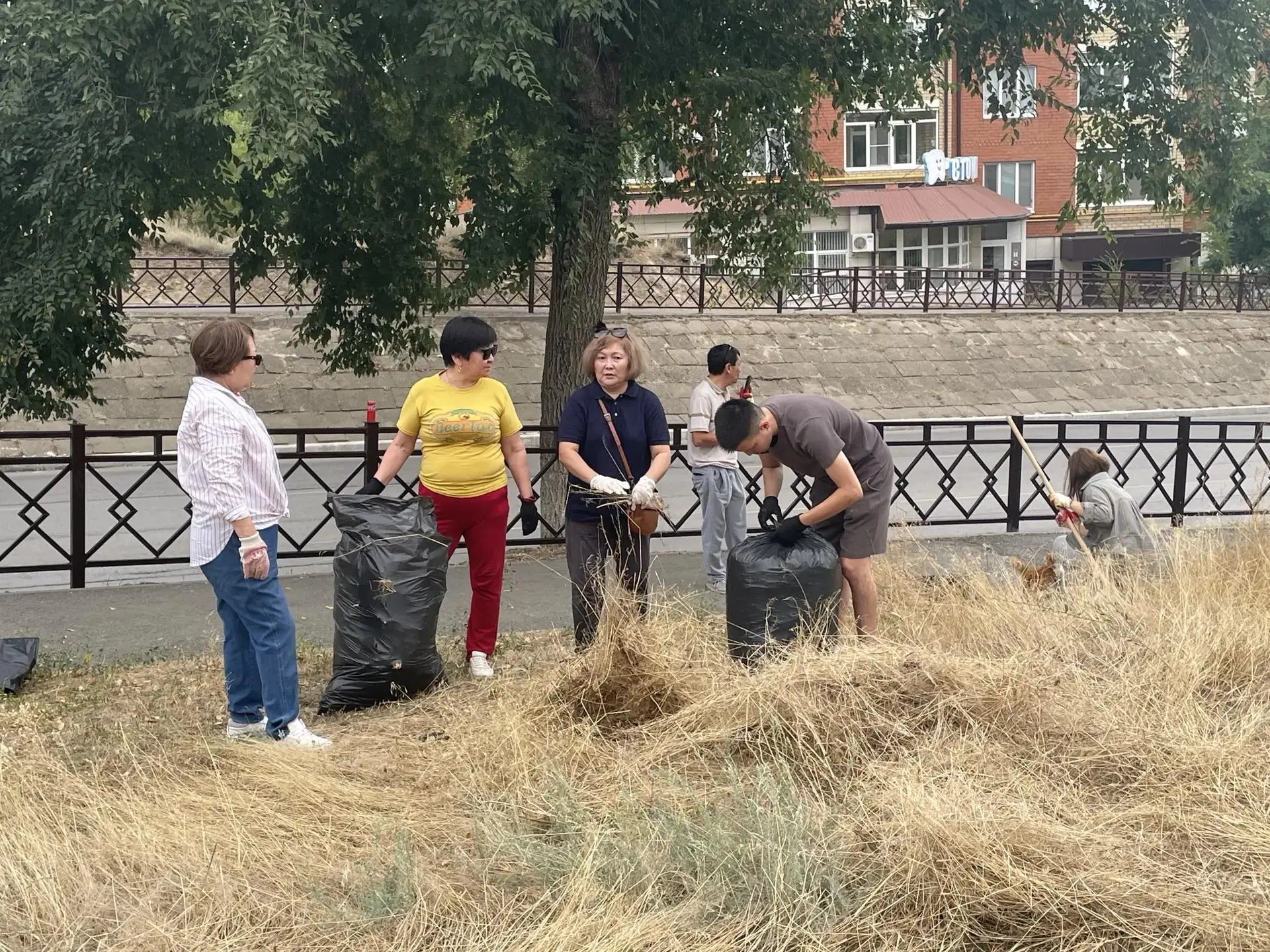 Коллектив Службы во главе с руководителем принял участие в общегородском субботнике