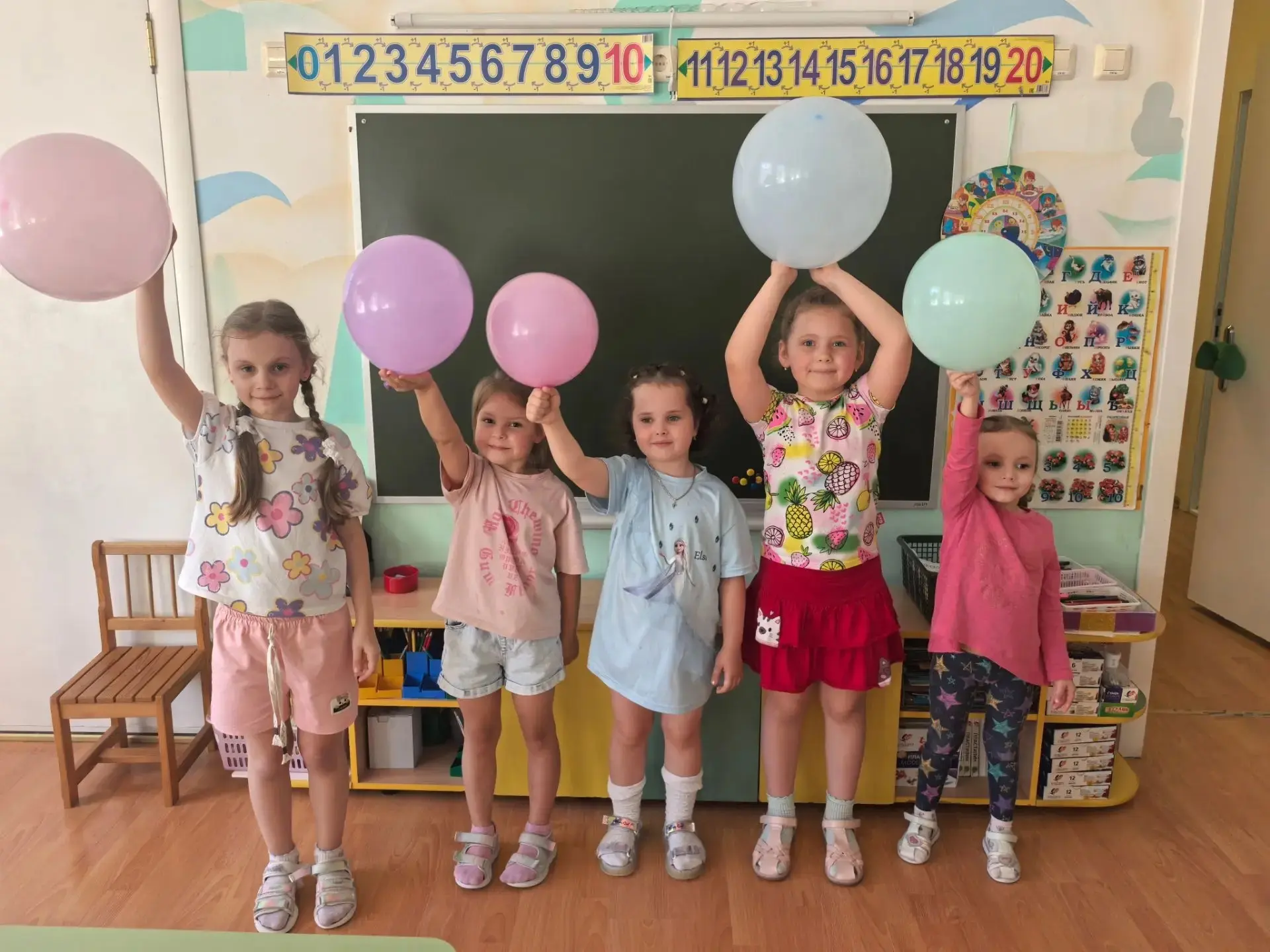 🎈 Лето, солнце и воздушные шары! ☀️
Лето — это время ярких красок, весёлых игр и счастливых улыбок.