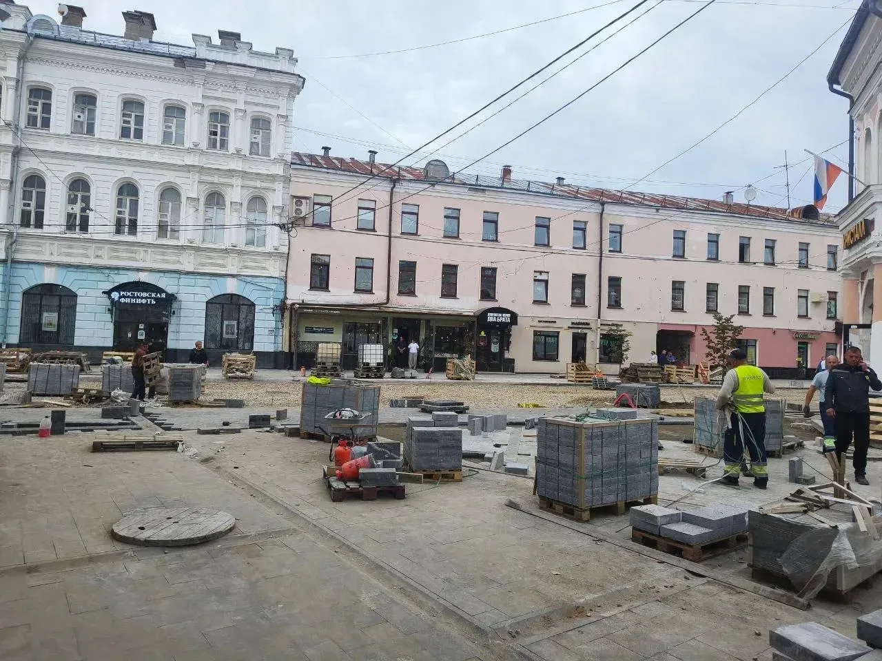 На Кирова продолжается благоустройство — там уже частично уложили плитку.