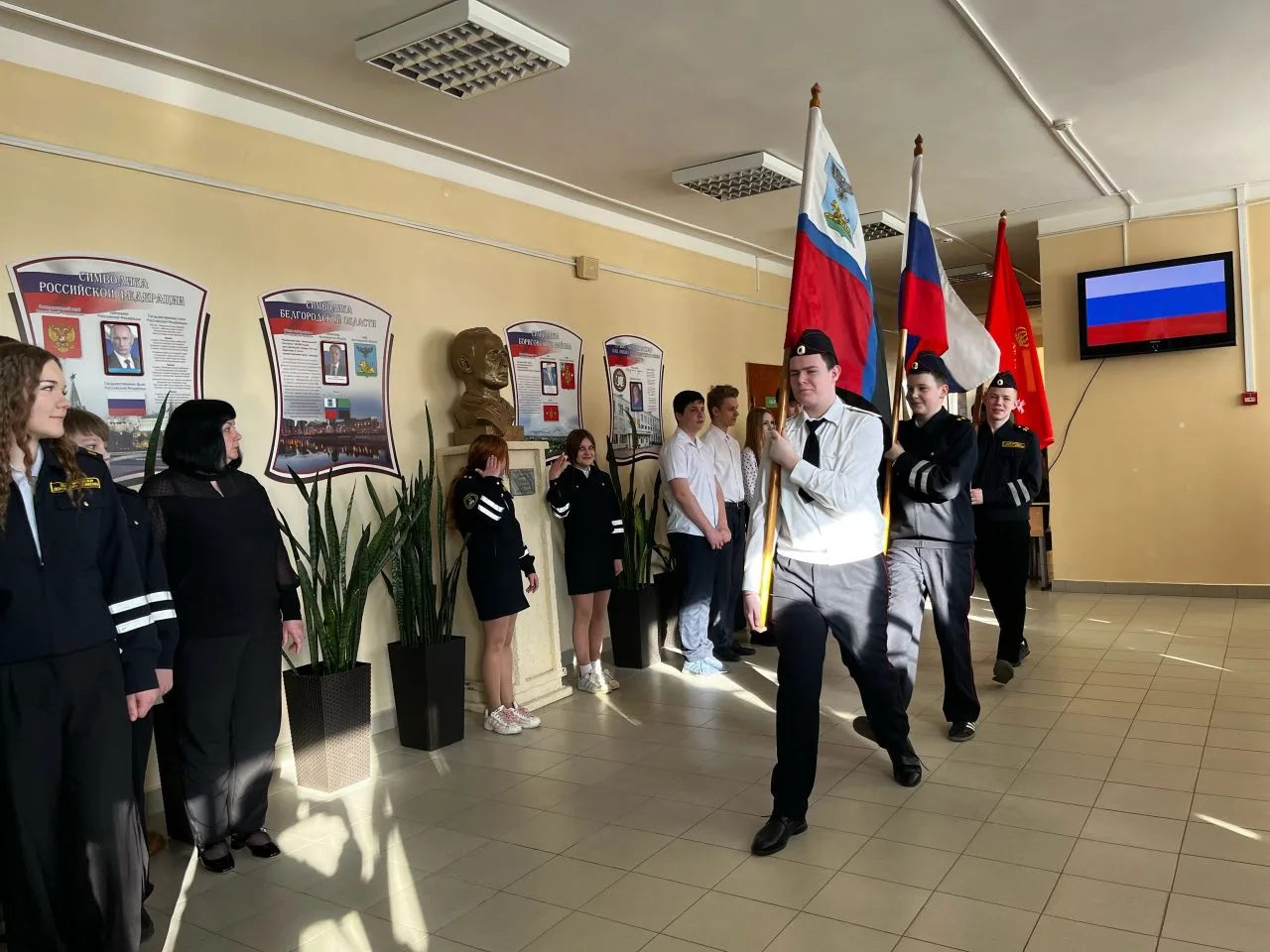 🇷🇺Еженедельная линейка, посвященная началу новой учебной недели🇷🇺   🇷🇺Каждый понедельник начинается 