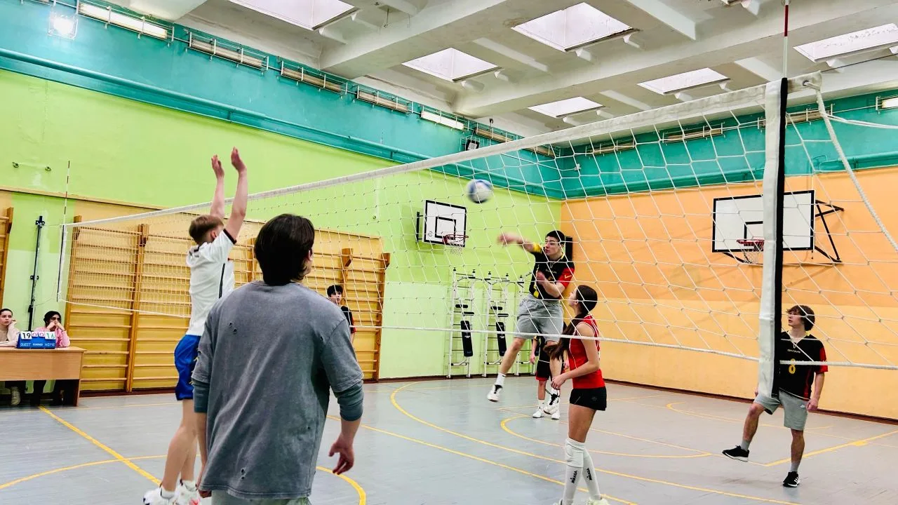 Выпускники & лицеисты🏐  Яркое событие в жизни лицея — дружеская встреча по волейболу! На площадке со