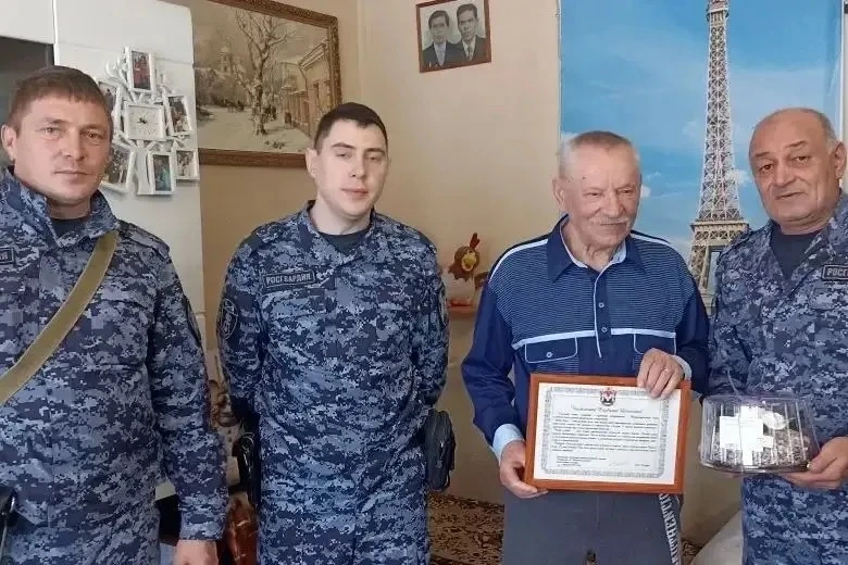 В Удмуртии росгвардейцы навестили ветерана войск правопорядка, пережившего заточение в «лагере смерт